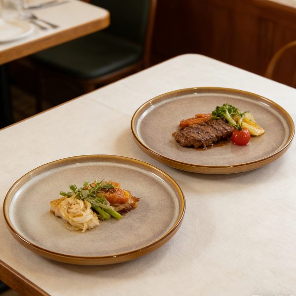 1pc of an 8u002F10 Inch Flat-Bottom Ceramic Plate, Fired in a Kiln And Colored Yellow, Ideal for Serving Dishes Like Desserts, Pasta, Steamed Fish, And Steaks. This Is a High-Quality, Long-Lasting Tableware Suitable for Restaurants
